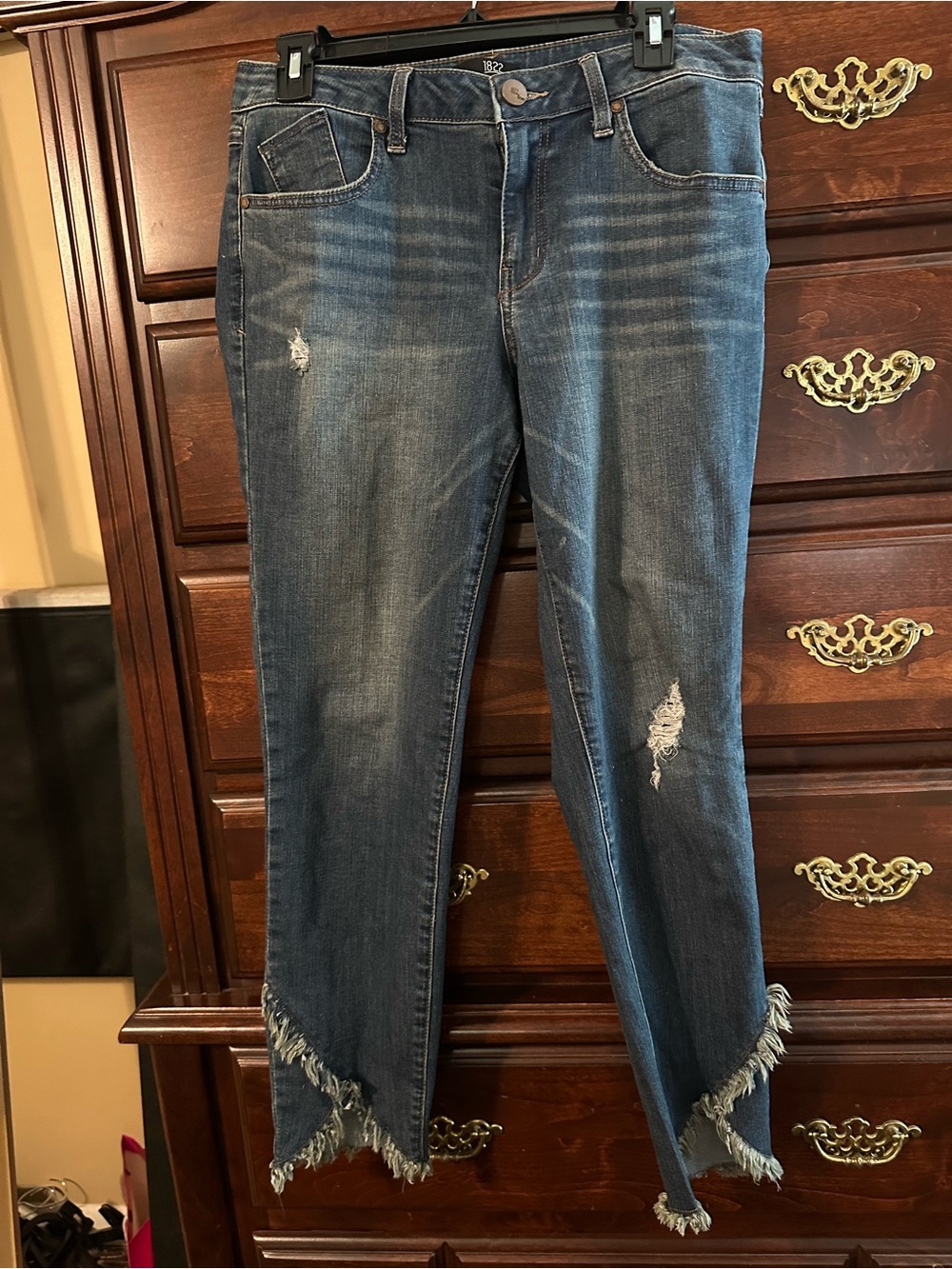 1822 Denim Dark Blue Cropped Frayed-Hem Jeans
